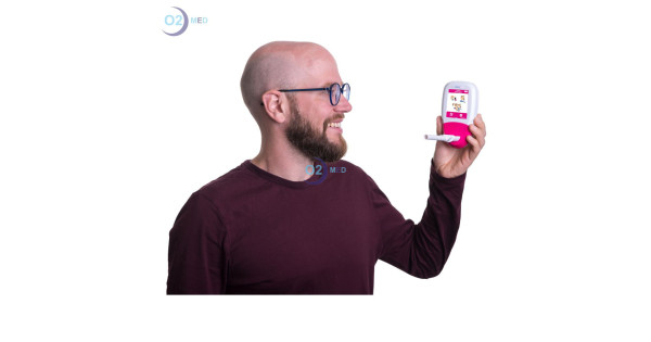 Uomo che tiene in mano Gastro+ Gastrolyzer – Analizzatore del respiro per diagnosi gastro-intestinali -distribuito da O2 Med