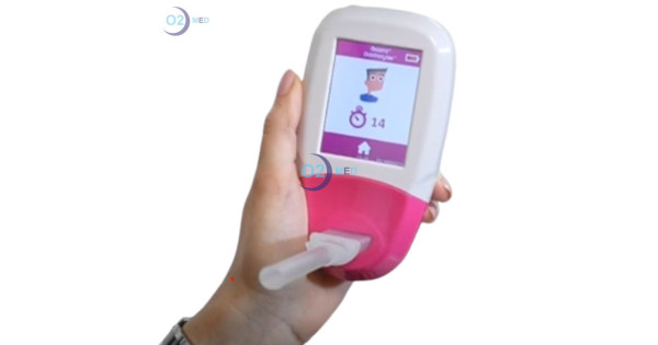 Gastro+ Gastrolyzer – Analizzatore del respiro per diagnosi gastro-intestinali in mano a paziente - distribuito da O2 Med