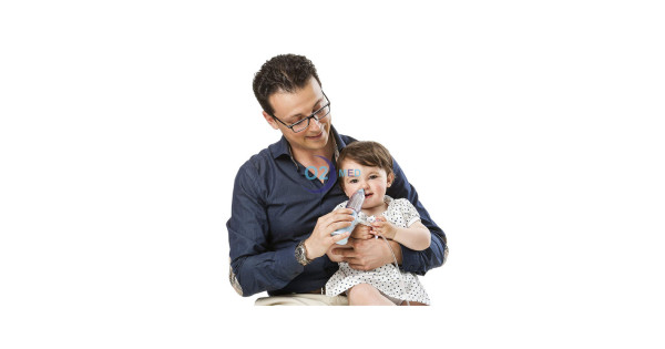 Il papà applica Rinowash alla bimba - distribuito da O2 Med