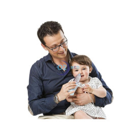 Bimbo in braccio al papà che applica Rinowash Doccia Nasale Micronizzata - distribuito da O2 Med