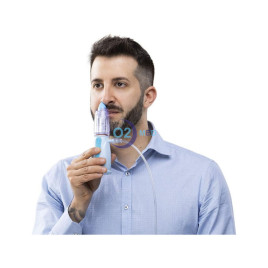 Adulto che applica alla narice Rinowash Doccia Nasale Micronizzata - distribuito da O2 Med
