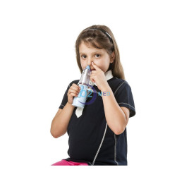 Bimba che applica alla narice Rinowash Doccia Nasale Micronizzata - distribuito da O2 Med