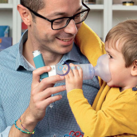 Papà applica spatial up a bimbo in braccio - distribuito da O2 Med