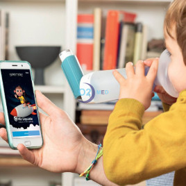 Bimbo in braccio guarda il cellulare con app dedicata spatial up - distribuito da O2 Med