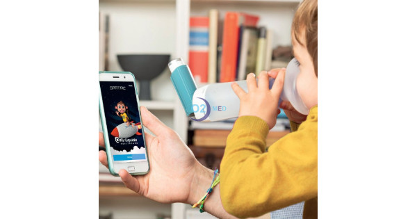 Bimbo in braccio guarda il cellulare con app dedicata spatial up - distribuito da O2 Med