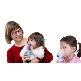 Ragazza applica Rinowash alla bimba e un'altra bimba utilizza Perfecta - distribuito da O2 Med
