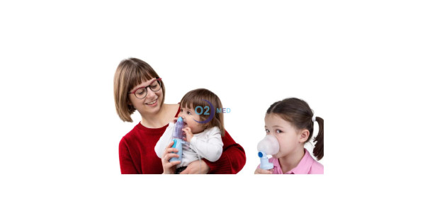 Ragazza applica Rinowash alla bimba e un'altra bimba utilizza Perfecta - distribuito da O2 Med