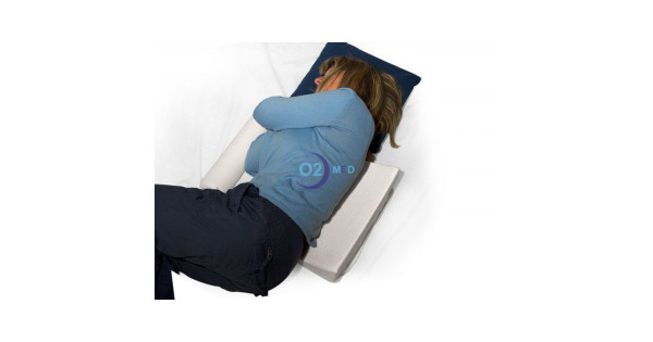Donna dorme con SOS Snoreless - Cuscino posturale Antirussamento - distribuito da O2 Med