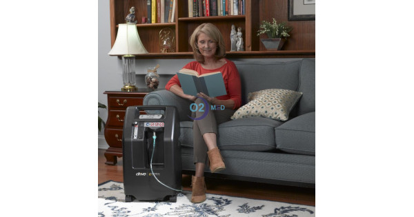 Donna-legge-durante-ossigenoterapia-con-Concentratore-Ossigeno-525KS-frontale - distribuito da O2 Med