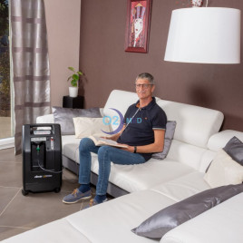 Uomo-durante-ossigenoterapia-con-Concentratore-Ossigeno-525KS-frontale - distribuito da O2 Med