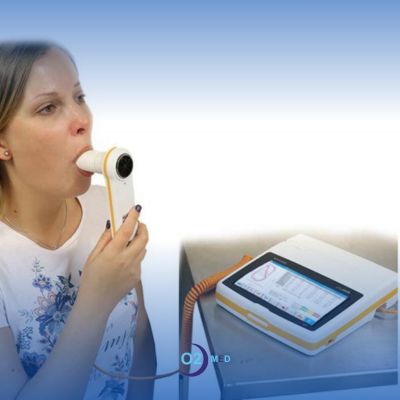 donna che esegue esame spirometrico con spirolab touchscreen
