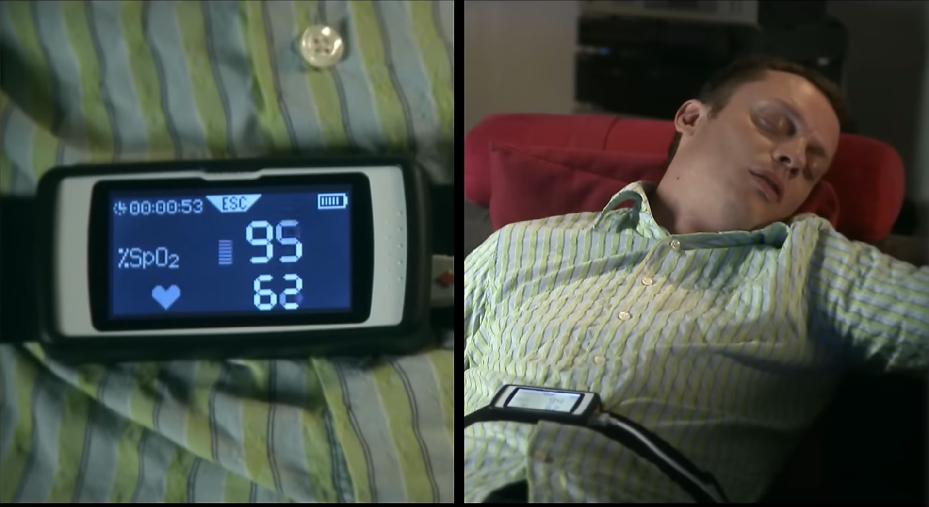 Holter Saturimetrico 24H Uomo che indossa spirodoc, sdraiato sul divano mentre guarda la tv si addormenta vede la tv indossa i