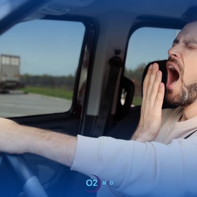 Uomo che sbadiglia alla guida 